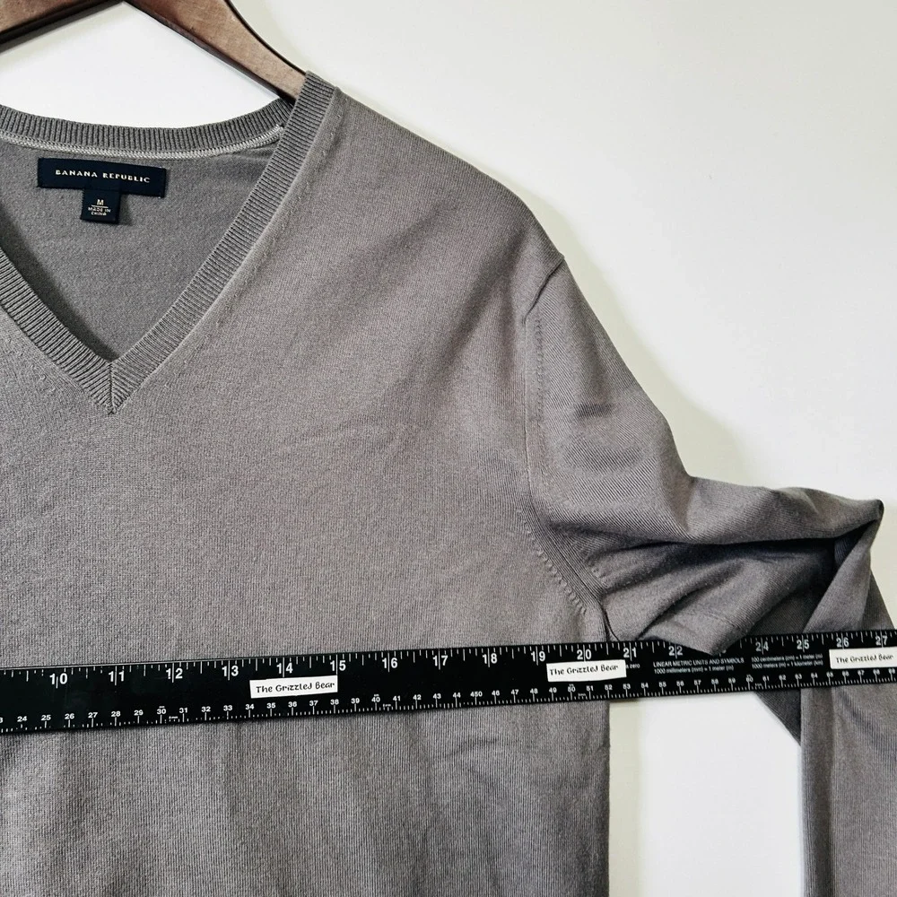 Banana Republic Mens Silk V-Neck Sweater Taupe Grey Size M Preppy Luxury